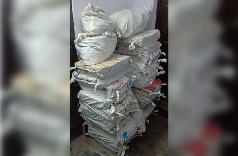 noida.jpg कोरोना की एंटीबॉडी जांच किट के नकली पाउच बनाने वाली कंपनी का पर्दाफाश