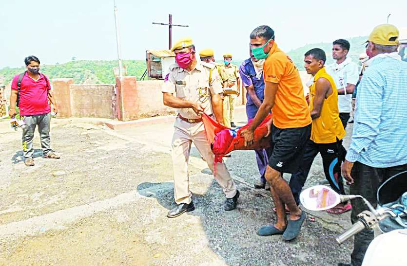 बांसवाड़ा : 6 माह की मासूम को लेकर माही बांध में कूदी मां, बचाने गए पति और बच्ची की दर्दनाक मौत बांसवाड़ा : 6 माह की मासूम को लेकर माही बांध में कूदी मां, बचाने गए पति और बच्ची की दर्दनाक मौत