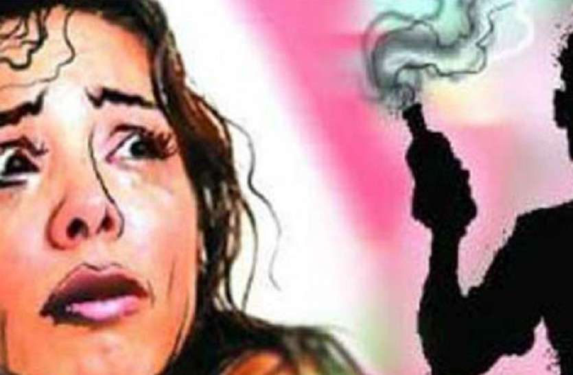 विधवा पर एसिड अटैक, गंभीर हालत में अस्पताल में भर्ती विधवा पर एसिड अटैक, गंभीर हालत में अस्पताल में भर्ती