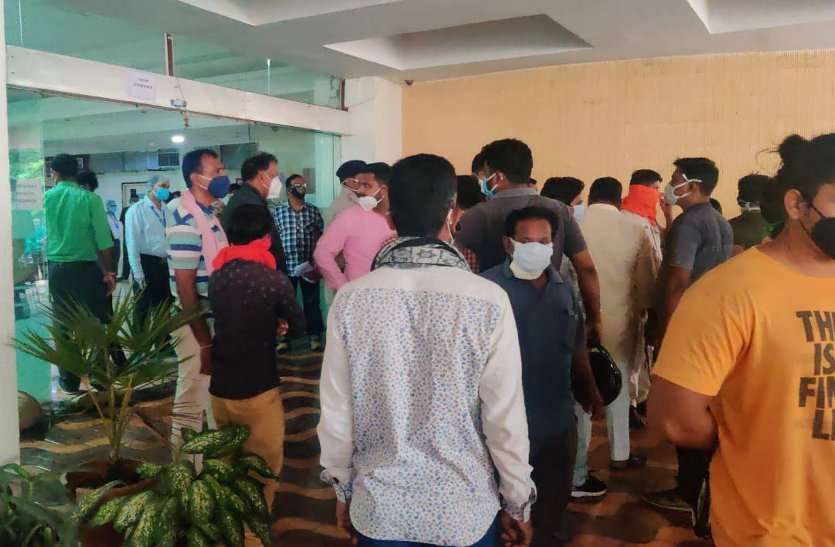 BSP कर्मी की निजी अस्पताल में मौत के बाद जमकर हंगामा, थाने पहुंचे परिजन, रिपोर्ट नेगेटिव थी फिर भी रखा कोविड मरीजों के साथ BSP कर्मी की निजी अस्पताल में मौत के बाद जमकर हंगामा, थाने पहुंचे परिजन, रिपोर्ट नेगेटिव थी फिर भी रखा कोविड मरीजों के साथ