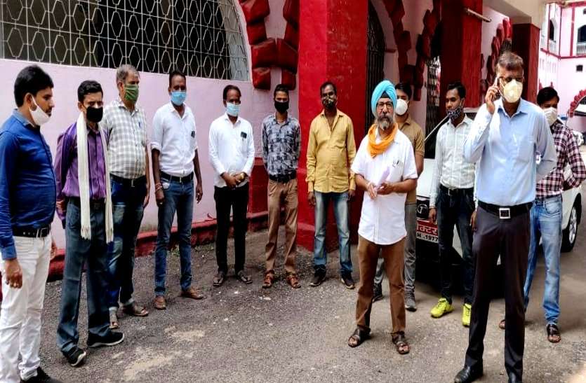 लॉकडाउन के खिलाफ दुर्ग में व्यापारियों ने खोला मोर्चा, इधर एल्डमैन ने कहा अनलॉक नहीं हुआ तो जाऊंगा कोर्ट लॉकडाउन के खिलाफ दुर्ग में व्यापारियों ने खोला मोर्चा, इधर एल्डमैन ने कहा अनलॉक नहीं हुआ तो जाऊंगा कोर्ट