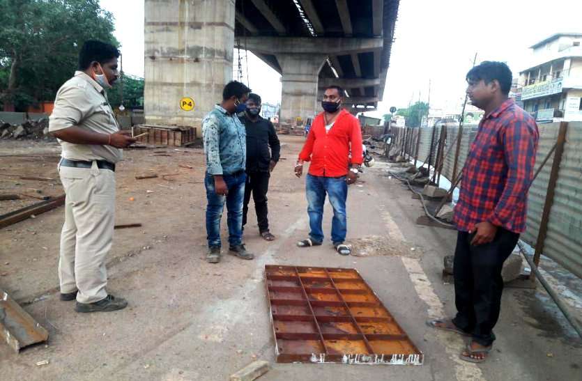 नेशनल हाइवे-53 पर निर्माणाधीन फ्लाई ओवर की प्लेट गिरने से मजदूर की मौत, पुलिस ने कंपनी ठेकेदार पर कसा शिकंजा नेशनल हाइवे-53 पर निर्माणाधीन फ्लाई ओवर की प्लेट गिरने से मजदूर की मौत, पुलिस ने कंपनी ठेकेदार पर कसा शिकंजा