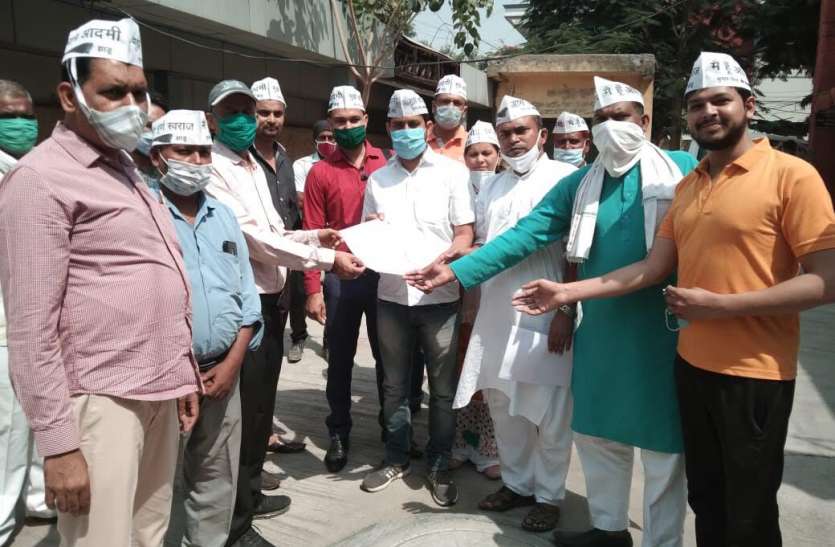 photo6312078139899095871.jpg हाथरस गैंगरेप पीड़िता की मौत के बाद लोगों में रोष, कहीं प्रदर्शन तो कहीं निकाला कैंडल मार्च