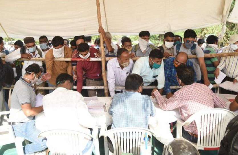 कोरोना के बीच चुनाव : सरकारी सिस्टम में ही उड़ी नियमों की धज्जियां कोरोना के बीच चुनाव : सरकारी सिस्टम में ही उड़ी नियमों की धज्जियां