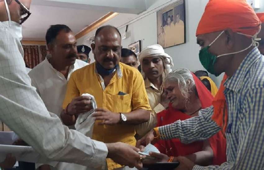 पीड़ित परिवार को मुआवजा राशि देते लेक्टर-एसपी