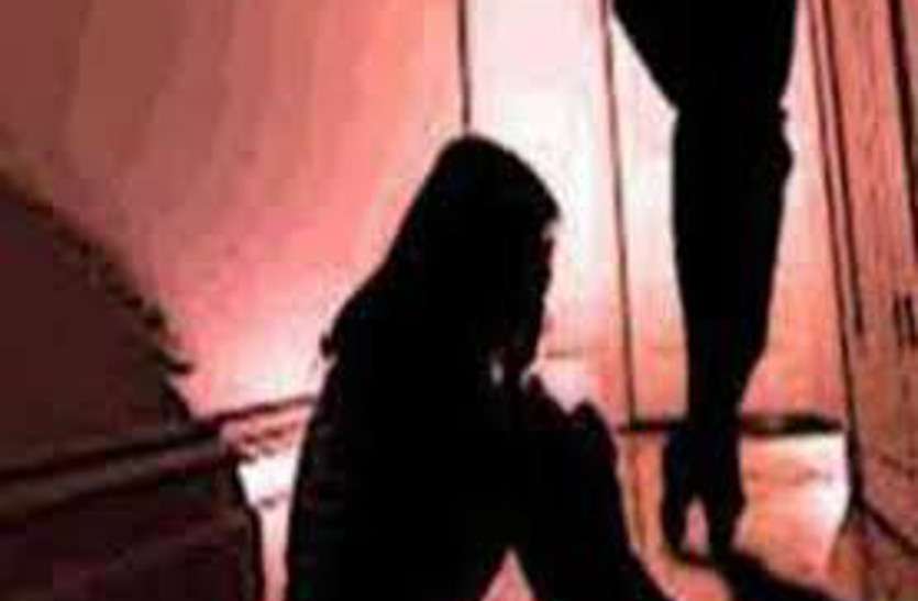 बलात्कार के बाद बेहोश मिली 15 वर्षीय किशोरी को 8 दिन बाद रायपुर में आया होश, युवक व महिला गिरफ्तार बलात्कार के बाद बेहोश मिली 15 वर्षीय किशोरी को 8 दिन बाद रायपुर में आया होश, युवक व महिला गिरफ्तार