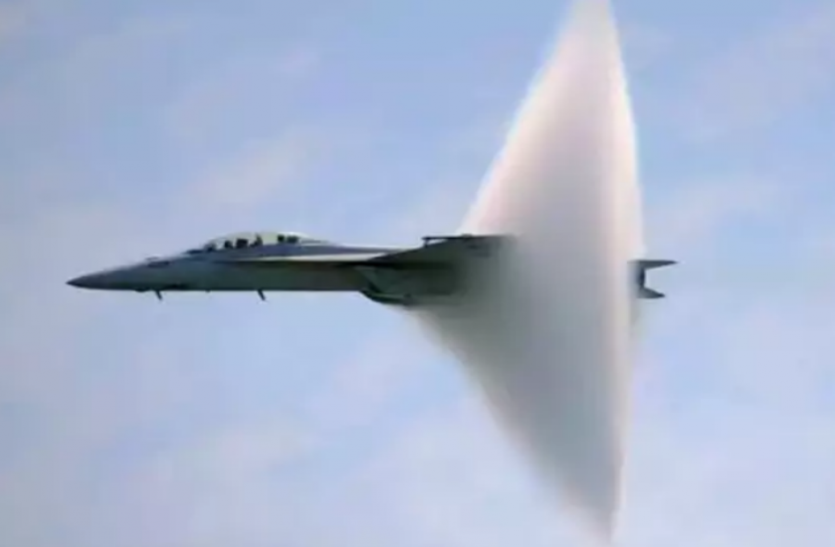 Paris Sonic Boom Blast Sound France: जोरदार 'धमाके' की आवाज से हिल उठा पेरिस, दहशत में लोग