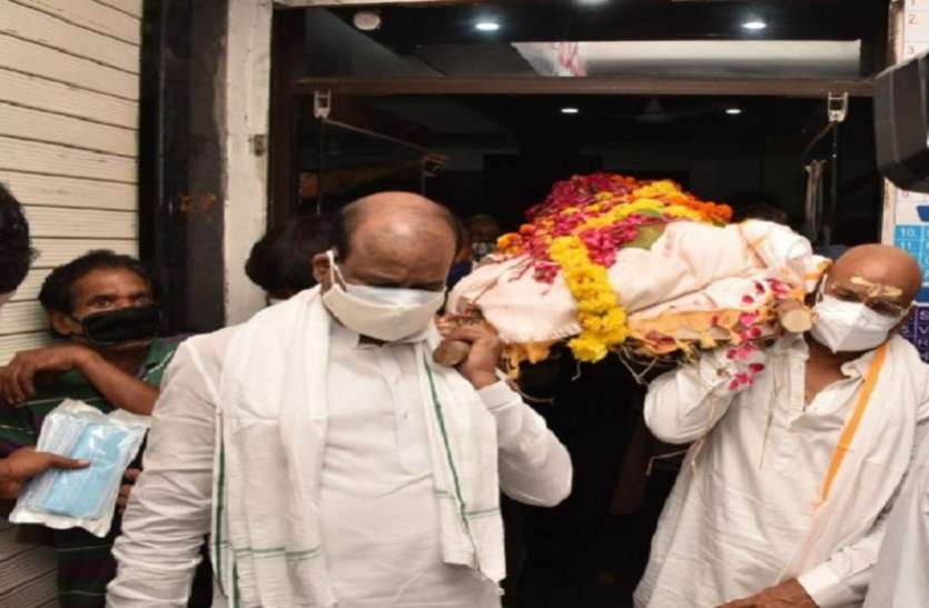 The President and the Vice President said, with the Birla family राष्ट्रपति और उपराष्ट्रपति ने कहा, दु:ख की घड़ी में वे बिरला परिवार के साथ