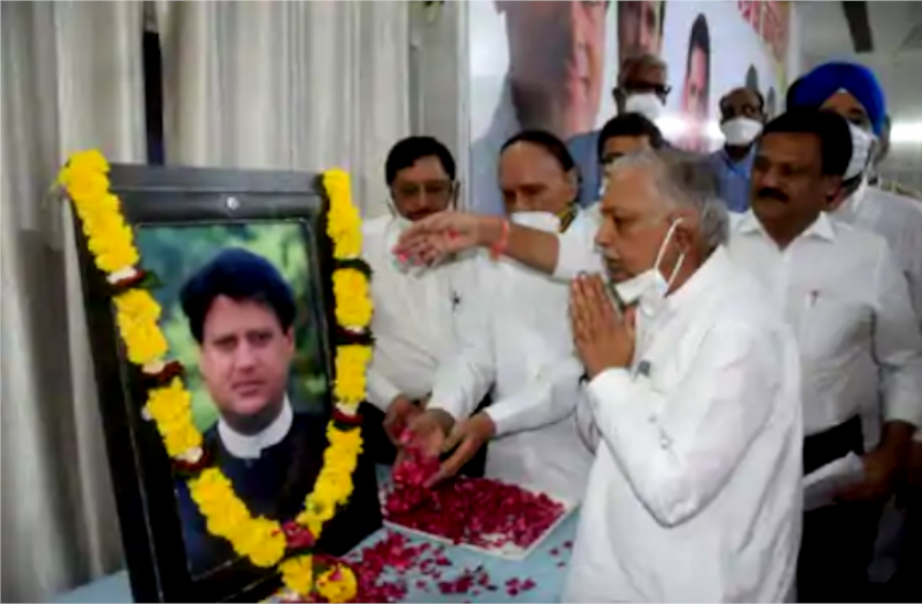 news पहली बार भाजपा कार्यालय में माधवराव सिंधिया को दी गई श्रद्धांजलि, कांग्रेस ने कसा तंज