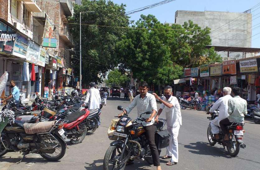 दुपहिया वाहन चालकों के लिए मास्क अनिवार्य, कड़ाई से लागू होगा नियम दुपहिया वाहन चालकों के लिए मास्क अनिवार्य, कड़ाई से लागू होगा नियम