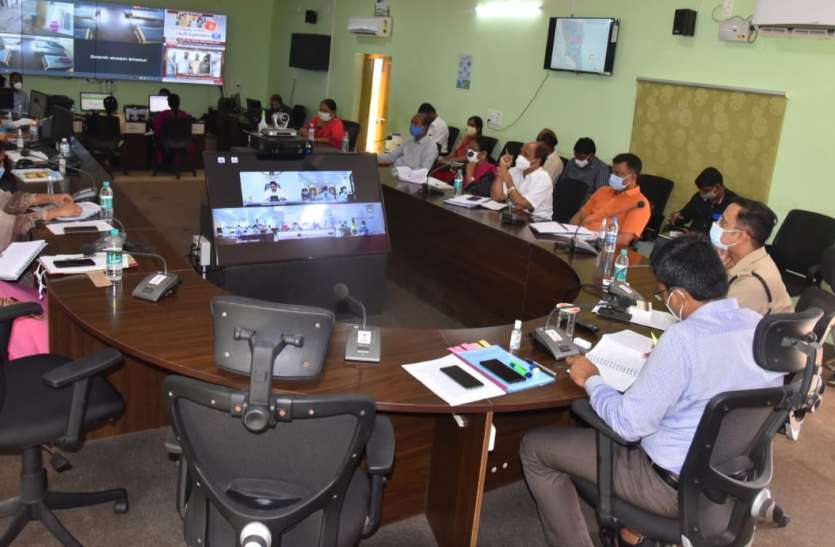 मुख्यमंत्री ने वीडियो कॉन्फ्रेंसिंग से जिला कलक्टरों के साथ की बैठक मुख्यमंत्री ने वीडियो कॉन्फ्रेंसिंग से जिला कलक्टरों के साथ की बैठक