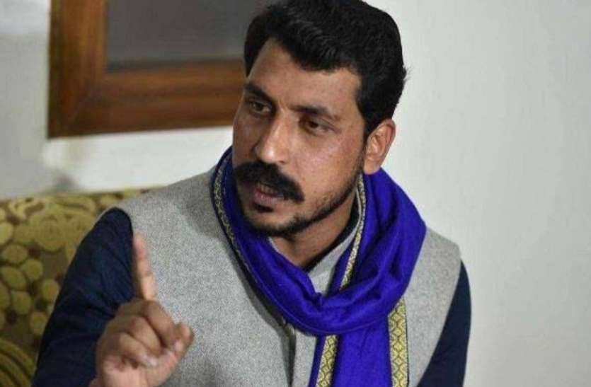 bhim_army.jpg हाथरस कांड के बाद भीम आर्मी प्रमुख चंद्रशेखर काे पुलिस ने थमाया नाेटिस, किए गए नजरबंद