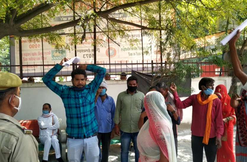 एक दर्जन से ज्यादा पुलिसकर्मी पहुंच गये दलित के घर और फिर... एक दर्जन से ज्यादा पुलिसकर्मी पहुंच गये दलित के घर और फिर...