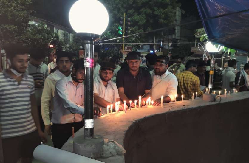 meerut2.jpg योगी सरकार के खिलाफ फूटा युवाओं का गुस्सा, कैंडल मार्च निकालकर मांगा इंसाफ