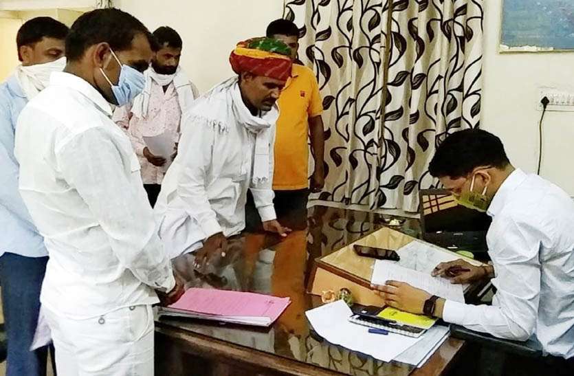 बाजरे की समर्थन मूल्य पर खरीद करने की मांग, प्रधानमंत्री के नाम उपखण्ड अधिकारी को ज्ञापन सौंपा बाजरे की समर्थन मूल्य पर खरीद करने की मांग, प्रधानमंत्री के नाम उपखण्ड अधिकारी को ज्ञापन सौंपा