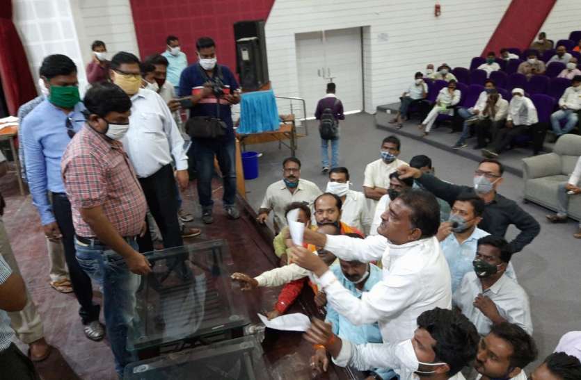 reservation.jpg जबलपुर के 33 वार्ड महिलाओं के हवाले, बाकी में होगी घमासान, देखें कौन कहां से लड़ेगा चुनाव