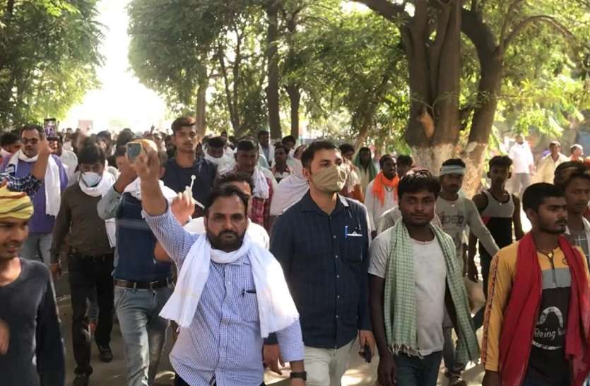 खरीद नहीं होने से नाराज किसानों ने सड़क पर जीरी को आग लगा दी खरीद नहीं होने से नाराज किसानों ने सड़क पर जीरी को आग लगा दी