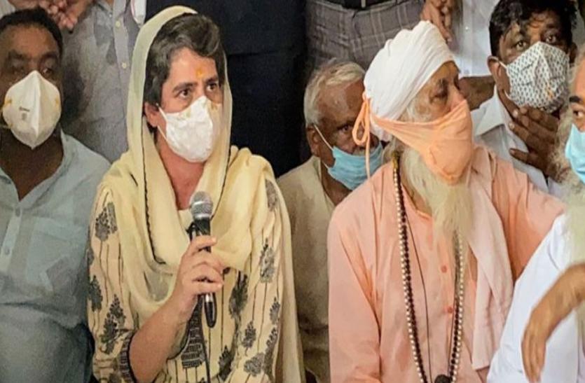 Hathras rape case: प्रियंका गांधी ने हाथरस रेप पीड़ित के लिए वाल्मीकि मंदिर में की प्रार्थना सभा Hathras rape case: प्रियंका गांधी ने हाथरस रेप पीड़ित के लिए वाल्मीकि मंदिर में की प्रार्थना सभा