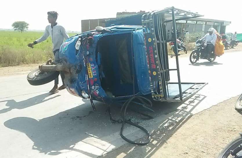 डबरा मार्ग पर शुक्रवार की सुबह हादसा Two real brothers injured in loading auto and bike collision, news in hindi, mp news, dabra news लोडिंग ऑटो और बाइक भिड़ंत में दो सगे भाई घायल