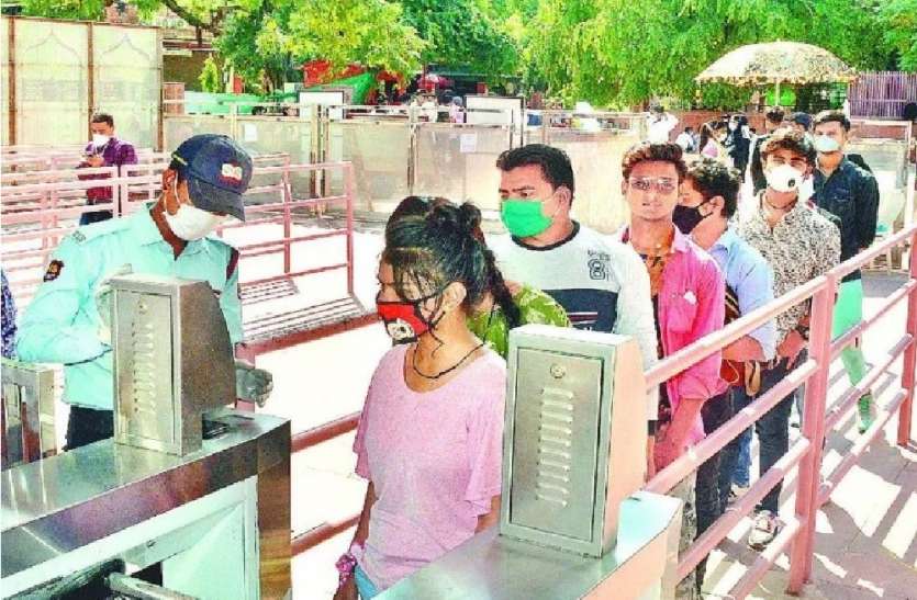 कोरोना काल में ताजमहल के टिकटों की मनमाने तरीके से हो रही अवैध बिक्री, एएसआई ने थाने में दी तहरीर, जांच शुरू कोरोना काल में ताजमहल के टिकटों की मनमाने तरीके से हो रही अवैध बिक्री, एएसआई ने थाने में दी तहरीर, जांच शुरू