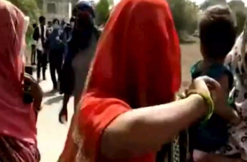 Patrika Live : हाथरस रेपकेस, डीएम बोले-खाते में 25 लाख आ गए, अब चुप हो जाओ हाथरस का न्याय: कबीरा कहे ये जग अंधा