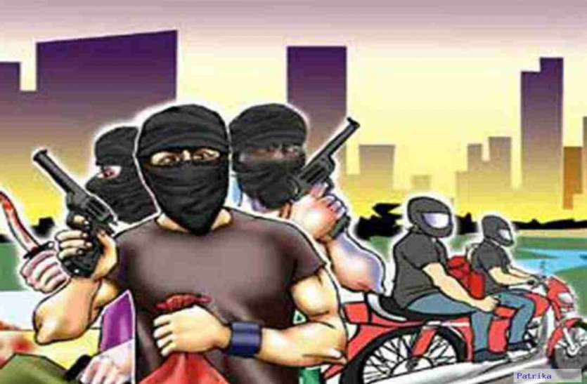 loot.jpg जबलपुर में दो स्थानों पर ताबड़तोड़ लूट से हडक़म्प