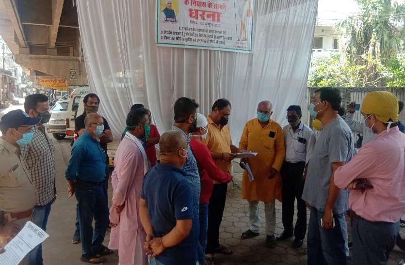 गांधी जयंती पर जिला पंचायत सदस्य ने विधायक के सामने किया धरना प्रदर्शन, सामने आई राजस्व विभाग की बड़ी मनमानी, देखें वीडियो जिला पंचायत सदस्य ने विधायक निवास के सामने किया धरना प्रदर्शन, राजस्व विभाग की बड़ी मनमानी, देखें वीडियो