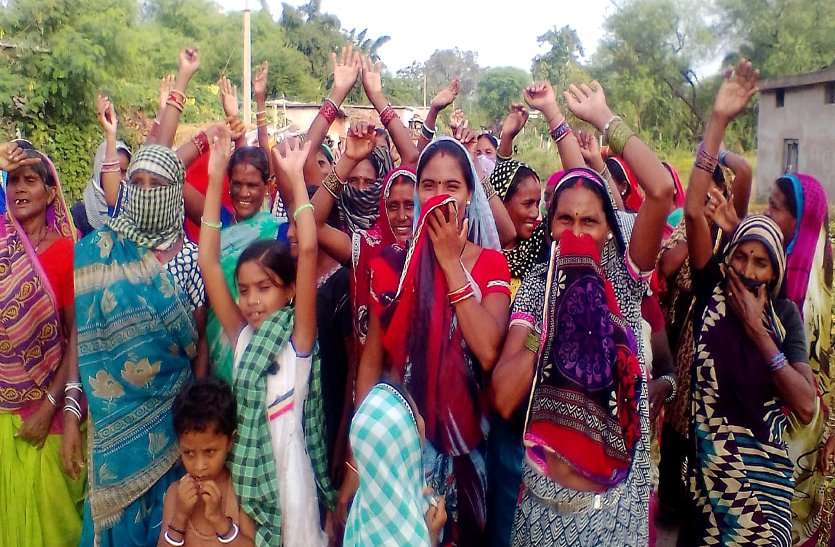 शराबबंदी का नारा बुलंद करके फिर गांवों में एक्टिव हुईं महिला कमांडो, इस बार लाठी के साथ गांधीगिरी का नया फॉर्मूला शराबबंदी का नारा बुलंद करके फिर गांवों में एक्टिव हुईं महिला कमांडो, इस बार लाठी के साथ गांधीगिरी का नया फॉर्मूला