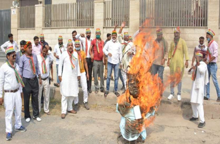 हाथरस गैंग रेप घटना के विरोध में प्रसपा ने फूंका हाथरस डीएम का पुतला हाथरस गैंग रेप घटना के विरोध में प्रसपा ने फूंका हाथरस डीएम का पुतला