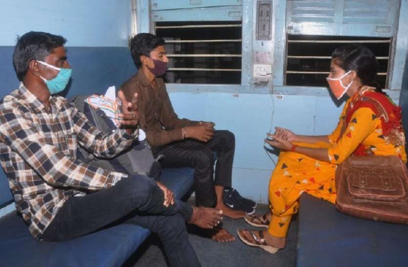 कोरोना काल में ट्रेनों को नहीं मिल रहे यात्री- रेलवे ने दो बार ट्रेन चलाई लेकिन यात्री भार रहा बहुत कम कोरोना काल में ट्रेनों को नहीं मिल रहे यात्री- रेलवे ने दो बार ट्रेन चलाई लेकिन यात्री भार रहा बहुत कम