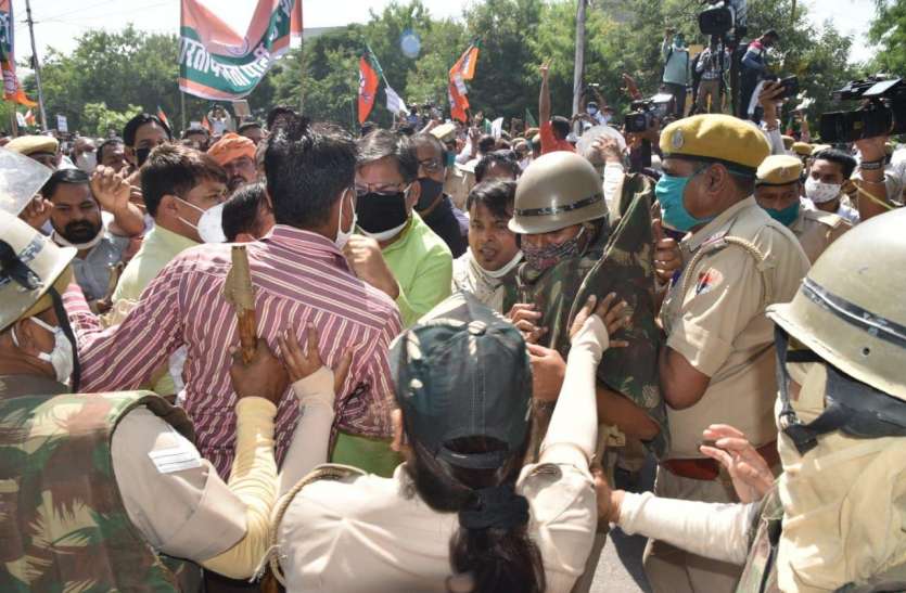 भाजपा में सबकुछ ठीक नहीं, हल्ला बोल कार्यक्रम में फिर दिखी गुटबाजी भाजपा में सबकुछ ठीक नहीं, हल्ला बोल कार्यक्रम में फिर दिखी गुटबाजी