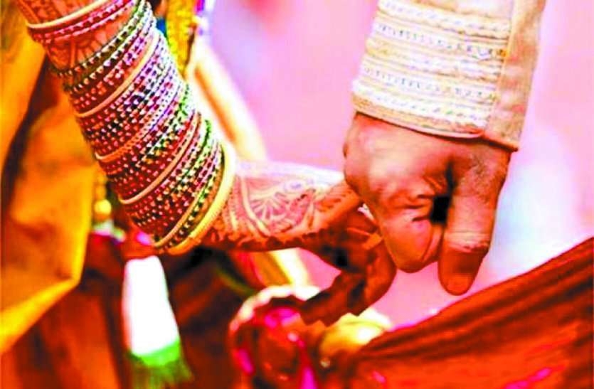 लॉकडाउन बना मिलन में रूकावट, जुदाई से तंग आकर मंगेतर के घर पहुंची युवती, यूं रचाई शादी लॉकडाउन बना मिलन में रूकावट, जुदाई से तंग आकर मंगेतर के घर पहुंची युवती, यूं रचाई शादी