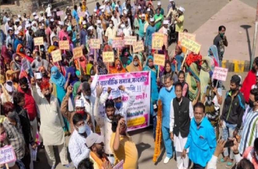 Safai Workers Paid Tribute To Victim In Protest On Hathras Incident - हाथरस  की घटना के विरोध में लखनऊ में सफाई कर्मचारियों ने दी पीड़िता को श्रद्धांजलि  | Patrika News