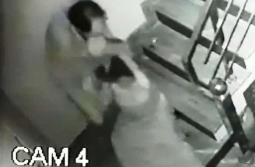 CCTV Footage मंदिर का पुजारी भूला धर्म—कर्म पत्नी को लात घूंसों से पीटा, सीसीटीवी में कैद हुई घटना