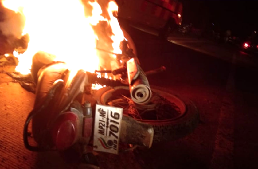 नेशनल हाइवे पर दो बाइकों में भीषण टक्कर से लगी आग, वाहन सवार पिता-पुत्र की मौके पर मौत