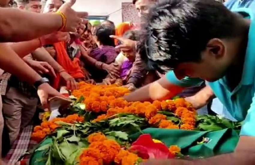 शहीद धीरेंद्र के शव पर विलाप करते परिजन