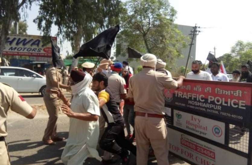 kisan_andolan2.jpg केन्द्रीय राज्यमंत्री का अपने घर में विरोध, त्रिस्तरीय सुरक्षा घेरा तोड़ किसानों का हंगामा