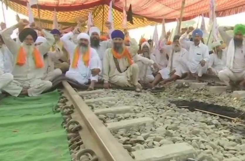 kisan andolan in Punjab कृषि कानूनों का विरोधः 15 अक्टूबर तक रेलवे ट्रैक पर डटे रहेंगे किसान, शुक्रवार को पंजाब जाम
