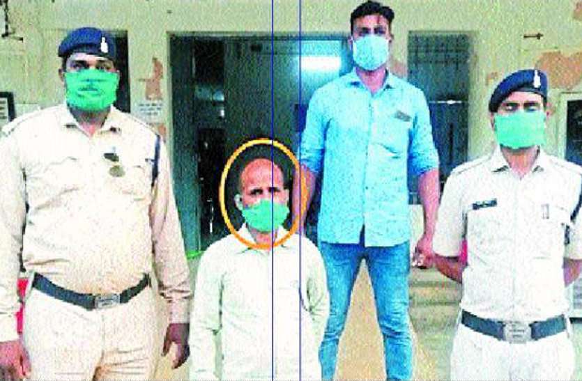 प्रधानमंत्री फसल बीमा के नाम पर किसानों को ठगने वाला आरोपी बेमेतरा में गिरफ्तार, फर्जी फॉर्म भरवाकर लिया था लोगों को झांसे में प्रधानमंत्री फसल बीमा के नाम पर किसानों को ठगने वाला आरोपी बेमेतरा में गिरफ्तार, फर्जी फॉर्म भरवाकर लिया था लोगों को झांसे में