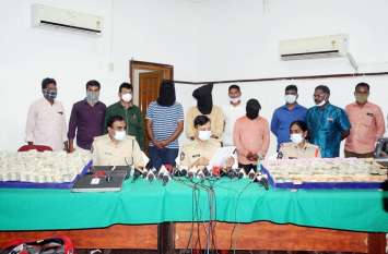100 दिनों में पैसा डबल करने का लालच देकर यूं लोगों को ठगते थे, करोड़ों की नकदी के साथ पुलिस ने धरा 100 दिनों में पैसा डबल करने का लालच देकर यूं लोगों को ठगते थे, करोड़ों की नकदी के साथ पुलिस ने धरा