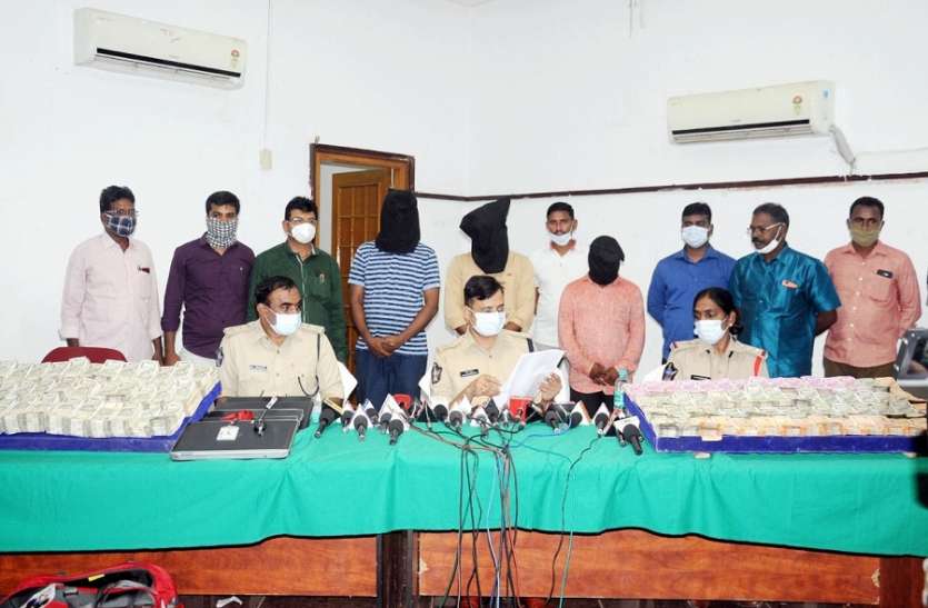 100 दिनों में पैसा डबल करने का लालच देकर यूं लोगों को ठगते थे, करोड़ों की नकदी के साथ पुलिस ने धरा 100 दिनों में पैसा डबल करने का लालच देकर यूं लोगों को ठगते थे, करोड़ों की नकदी के साथ पुलिस ने धरा