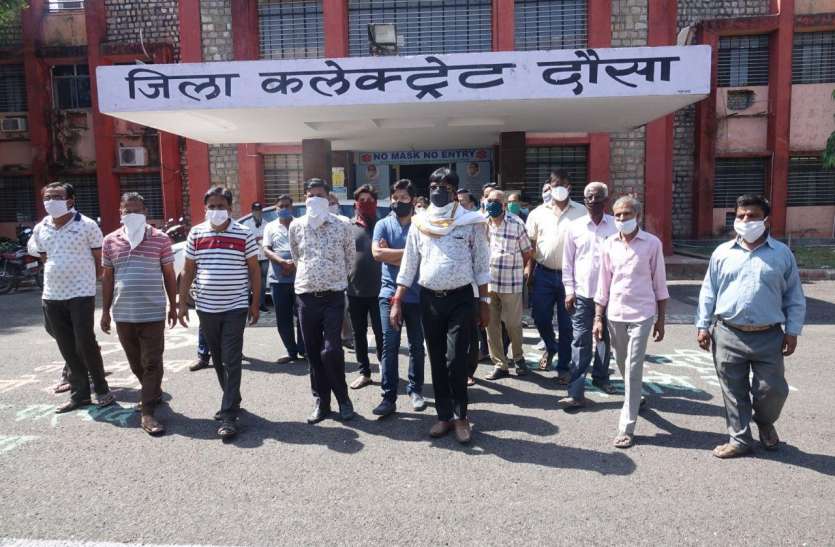 मंडी व्यापारियों व सचिव के बीच गहराया विवाद, हड़ताल जारी मंडी व्यापारियों व सचिव के बीच गहराया विवाद, हड़ताल जारी