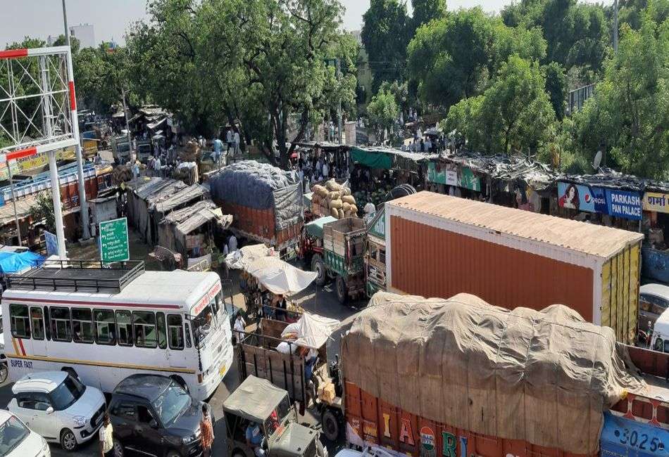 नीलामी नहीं होने से भड़के किसान, मंडी गेट पर जड़ा ताला, मंडी के बाहर बने रहे जाम के हालात