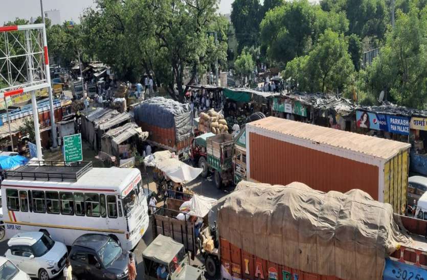नीलामी नहीं होने से भड़के किसान, मंडी गेट पर जड़ा ताला, मंडी के बाहर बने रहे जाम के हालात नीलामी नहीं होने से भड़के किसान, मंडी गेट पर जड़ा ताला, मंडी के बाहर बने रहे जाम के हालात