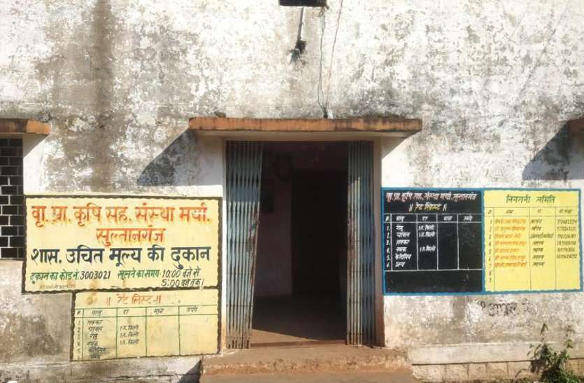 समितियों पर पर्याप्त खाद उपलब्ध नहीं होने से किसान परेशान समितियों पर पर्याप्त खाद उपलब्ध नहीं होने से किसान परेशान