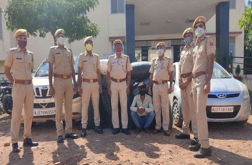 आगे की कार में एस्कॉर्टिंग, पीछे की कार में भरा था डोडा चूरा, एक गिरफ्तार, दो हो गए फरार आगे की कार में एस्कॉर्टिंग, पीछे की कार में भरा था डोडा चूरा, एक गिरफ्तार, दो हो गए फरार