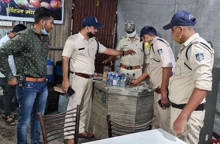 Night raids ढाबे में बाहर से ताला, अंदर छलक रहे थे जाम