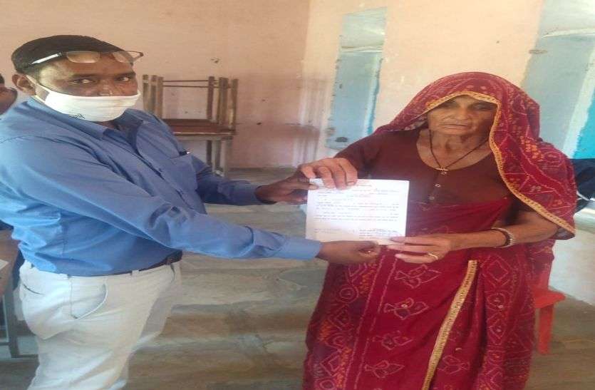 मिसाल: चुनाव में फिजूलखर्ची के खिलाफ आवाज उठाने वाली संतरा बिना खर्च जीत गई दो चुनाव मिसाल: चुनाव में फिजूलखर्ची के खिलाफ आवाज उठाने वाली संतरा बिना खर्च जीत गई दो चुनाव