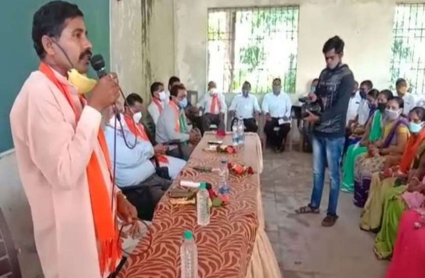 कपराडा में चुनाव से पहले ही कांग्रेस को झटका, 200 कार्यकर्ता भाजपा में शामिल कपराडा में चुनाव से पहले ही कांग्रेस को झटका, 200 कार्यकर्ता भाजपा में शामिल