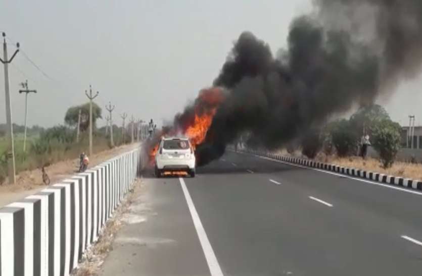 इटावा में चलती कार में आग, तीन लोग बाल बाल बचे इटावा में चलती कार में आग, तीन लोग बाल बाल बचे